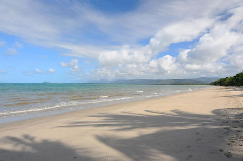 ABSOLUTE BEACHFRONT BLISS - NEWELL BEACH - 10 Metres To The Ocean - Palm Beach Accommodation 4