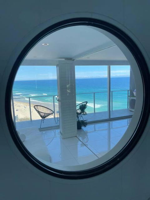 Absolute Beachfront Central Surfers Paradise - Palm Beach Accommodation 1