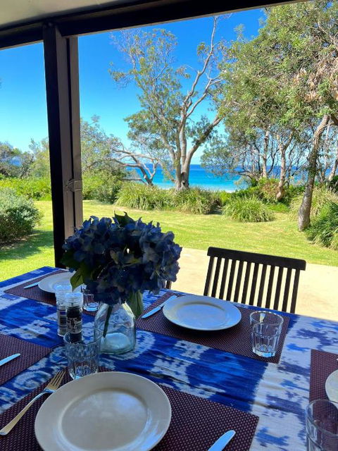 Absolute Beachfront Mollymook - Palm Beach Accommodation 3