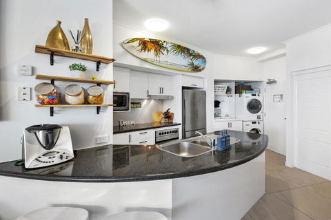 Absolute Beachfront Rolling Surf Resort - Palm Beach Accommodation 1