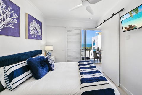 Absolute Beachfront Rolling Surf Resort - Palm Beach Accommodation 2