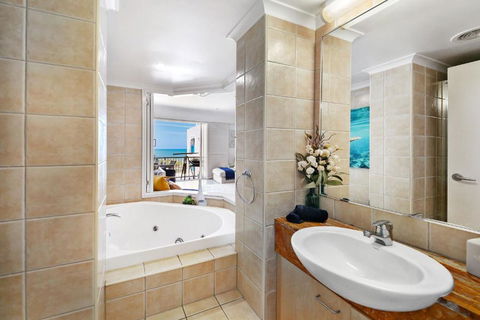 Absolute Beachfront Rolling Surf Resort - Palm Beach Accommodation 3