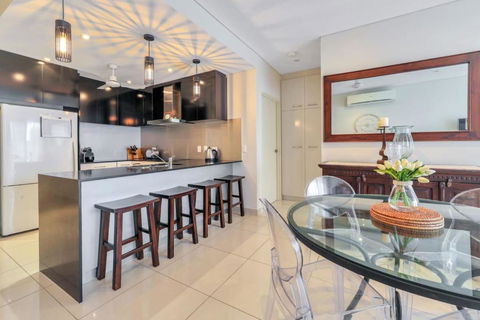 Absolute Hidden Gem In CBD - Palm Beach Accommodation 3