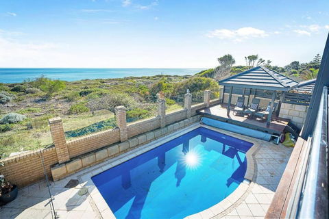 Absolute Oceanfront Retreat - Palm Beach Accommodation 1