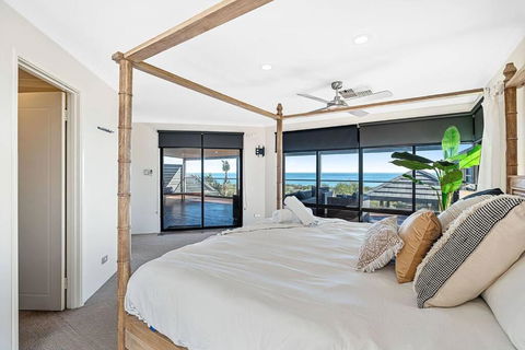 Absolute Oceanfront Retreat - Palm Beach Accommodation 4
