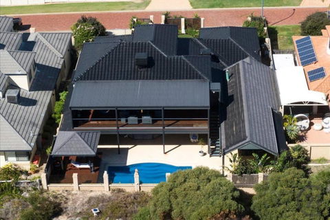 Absolute Oceanfront Retreat - Palm Beach Accommodation 2