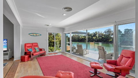 Absolute River Front House - Palm Beach Accommodation 4