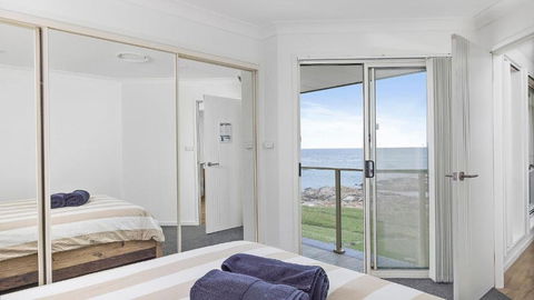 Absolute Waterfront Anna Bay - Palm Beach Accommodation 4