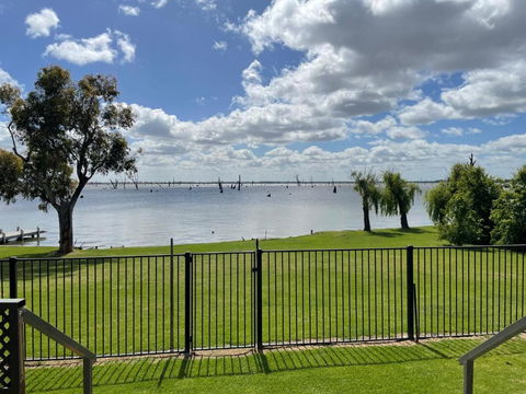 Absolute Waterfront At Woodlands - Palm Beach Accommodation 1