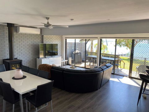 Absolute Waterfront At Woodlands - Palm Beach Accommodation 2