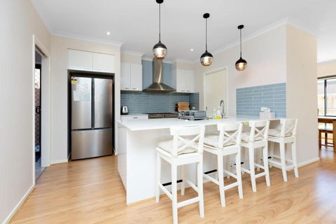Absolutely Stunning - Bayside Point Cook 5BR Home - Palm Beach Accommodation 2