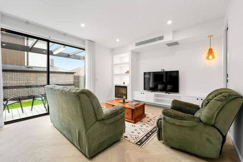 Absolutely Stunning Newly Built Burwood Townhouse - Palm Beach Accommodation 2