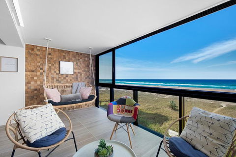 Absolutly Beachfront Surfers Paradise, Pure Shores! - Palm Beach Accommodation 3