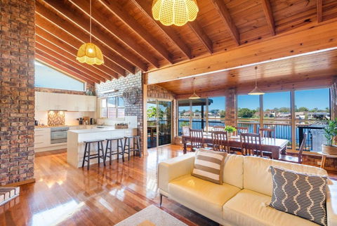 Acacia Shores - Waterfront - Palm Beach Accommodation 2