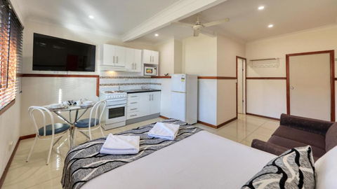 Across Country Motor Inn & Cottages - Palm Beach Accommodation 2