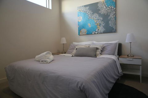 Adelaide CBD Bluebird Apartment - Palm Beach Accommodation 3