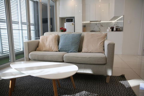 Adelaide CBD Bluebird Apartment - Palm Beach Accommodation 1