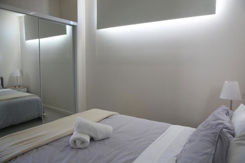 Adelaide CBD Bluebird Apartment - Palm Beach Accommodation 4