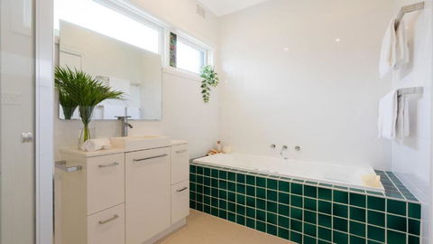 Adelong - Palm Beach Accommodation 3