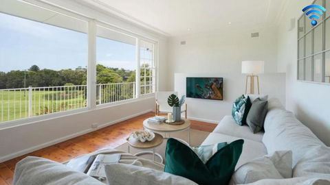Adelong - Palm Beach Accommodation 0