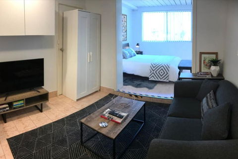 Adorable Studio Nestled In The Heart Of Flynn - Palm Beach Accommodation 3