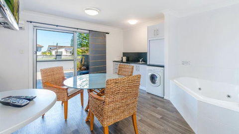 Adrift Apartments - Palm Beach Accommodation 3
