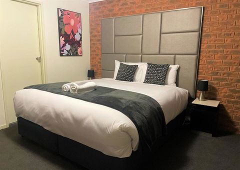 Advance Motel - Palm Beach Accommodation 2