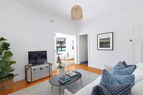 Absolute Seafront Bronte - Palm Beach Accommodation 3
