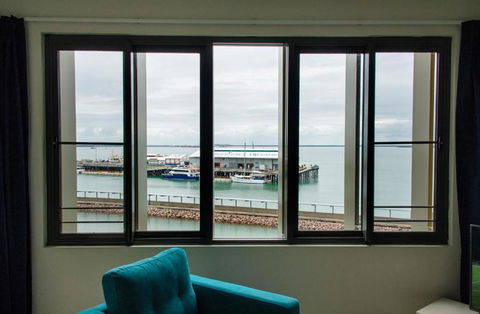 Absolute Waterfront - Tropical Sunrise Apartment Over The Water - Palm Beach Accommodation 3