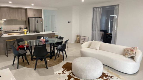 Absolute Familial Paradise- Greenbank - Palm Beach Accommodation 1