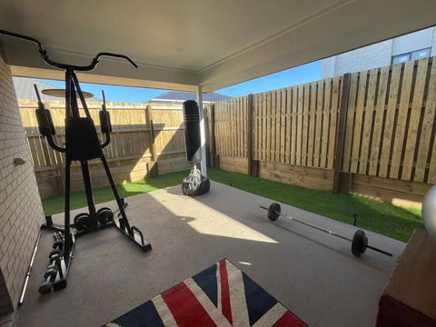 Absolute Familial Paradise- Greenbank - Palm Beach Accommodation 3