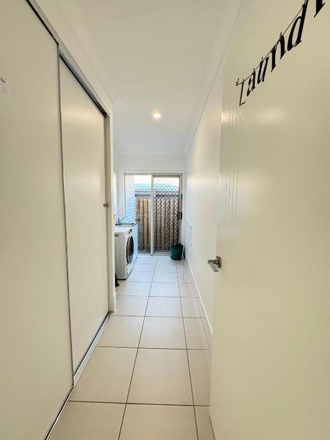 Absolute Familial Paradise- Greenbank - Palm Beach Accommodation 4