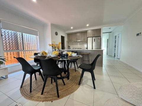 Absolute Familial Paradise- Greenbank - Palm Beach Accommodation 0