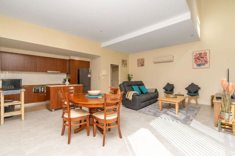 Absolutely Spacious APT Unit Between ANU And City - Palm Beach Accommodation 0