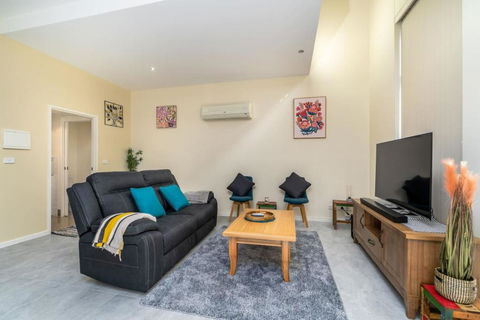 Absolutely Spacious APT Unit Between ANU And City - Palm Beach Accommodation 1