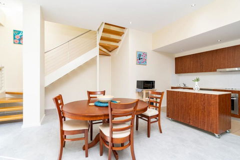 Absolutely Spacious APT Unit Between ANU And City - Palm Beach Accommodation 2