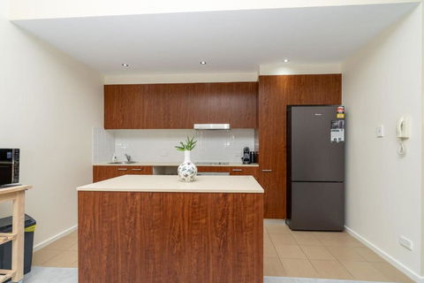 Absolutely Spacious APT Unit Between ANU And City - Palm Beach Accommodation 3