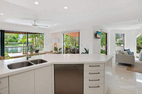 Affordable Luxury By The River - Palm Beach Accommodation 4