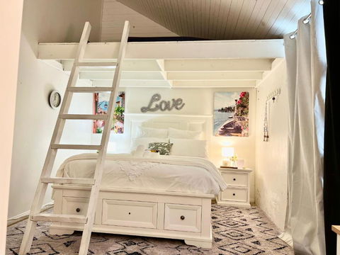 Affordable Luxury Room - Palm Beach Accommodation 1