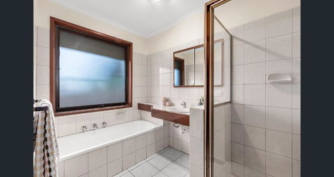 A Room In Mill Park - Palm Beach Accommodation 2