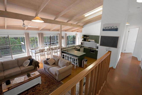 A Wood Haven - Palm Beach Accommodation 4