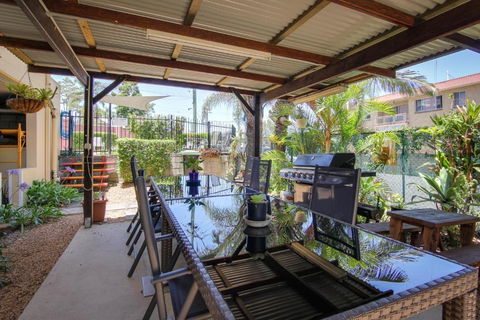 Albion Manor - Palm Beach Accommodation 2