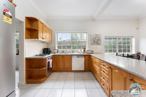 Aircabin - Blakehurst - Spacious - 5 Beds House - Palm Beach Accommodation 2