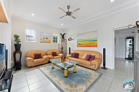 Aircabin - Blakehurst - Spacious - 5 Beds House - Palm Beach Accommodation 3