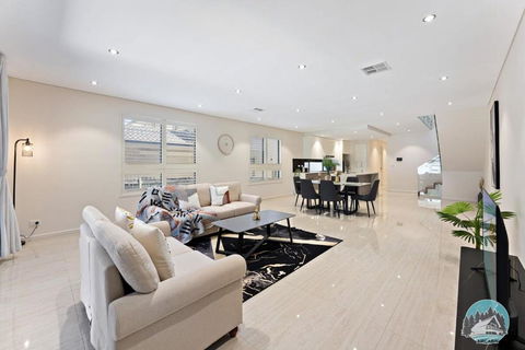 Aircabin - Eastwood - Luxury - 4 Bedrooms House - Palm Beach Accommodation 0