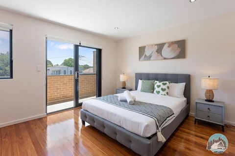 Aircabin - Eastwood - Luxury - 4 Bedrooms House - Palm Beach Accommodation 1