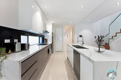 Aircabin - Eastwood - Luxury - 4 Bedrooms House - Palm Beach Accommodation 2