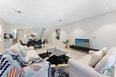 Aircabin - Eastwood - Luxury - 4 Bedrooms House - Palm Beach Accommodation 3