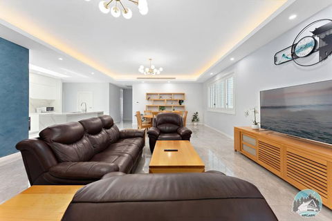 Aircabin - Fairfield - Modern - 6 Bedrooms House - Palm Beach Accommodation 1