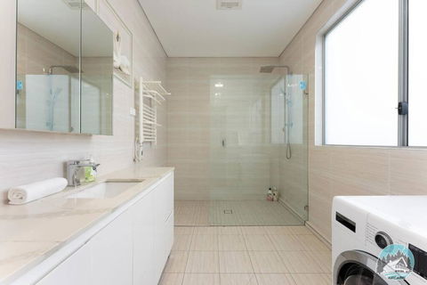 Aircabin - Fairfield - Modern - 6 Bedrooms House - Palm Beach Accommodation 3